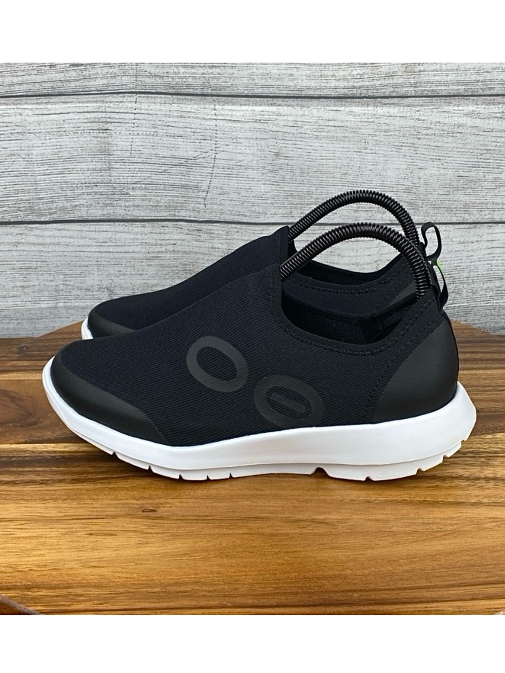 NEW OOFOS OOmg Sport Slip On Sneaker Black White Recovery Shoe Women’s Size 8